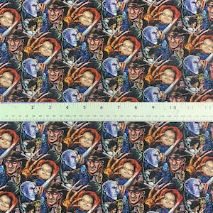 Puede incluir: Tela estampada con un diseño repetido de personajes de películas de terror, incluyendo Freddy Krueger, Chucky y Michael Myers. El diseño presenta un fondo oscuro con ilustraciones coloridas de las caras y armas de los personajes. La tela es probablemente de algodón o un material similar.