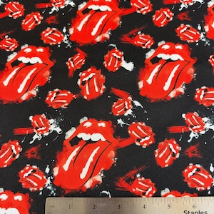 Puede incluir: Tela negra con un patrón repetido del icónico logotipo de la lengua y los labios rojos de los Rolling Stones. El diseño incluye acentos blancos y efectos de pinceladas. Una regla muestra medidas en pulgadas, equivalentes a cm.