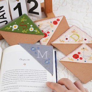 Marcador de esquina bordado a mano personalizado, 26 letras y 4 estaciones, marcador de esquina cosido de página de triángulo de fieltro, regalo para ella.