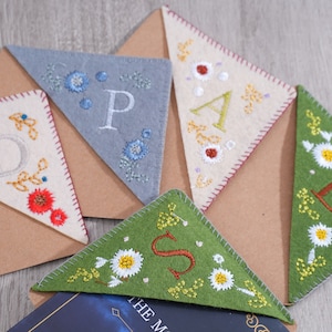 Marcador de esquina bordado a mano personalizado - Envío desde EE. UU. - 26 letras y 4 estaciones - Marcador de esquina cosido de página de triángulo de fieltro