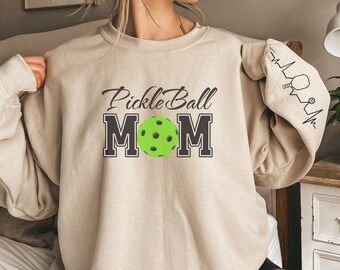 Suéter PickleBall para MAMÁ, Cartas Universitarias con diseño de manga, Regalo divertido de PickleBall, Camisa amante de Pickleball, Vida de Pickleball