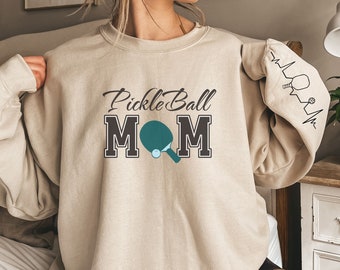 Suéter PickleBall para MAMÁ, Cartas Universitarias con una raqueta PickleBall, regalo divertido PickleBall, raqueta Pickleball, camisa amante de Pickleball
