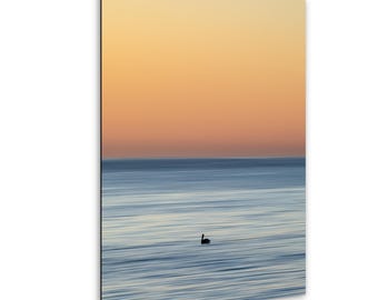 ペリカンサンライズウォールアート、ミニマリストの海景プリント、縦型海岸装飾