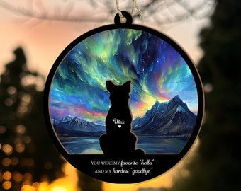 Könnte beinhalten: Ein runder Holzanhänger mit der Silhouette eines Hundes, der vor einer farbenfrohen Aurora Borealis-Szene sitzt. Der Text "You were my favorite 'hello' and my hardest 'goodbye'" ist unter dem Hund gedruckt. Der Name des Hundes "Max" ist über dem Herzen auf der Brust des Hundes gedruckt.