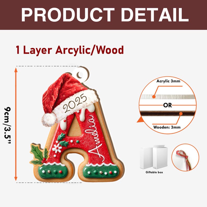 Pu&ograve; includere: Un ornamento natalizio a forma di lettera "A", ornato da un cappello di Babbo Natale e dall'anno 2025. L'ornamento, alto 9 cm, presenta il nome "Amelia" ed &egrave; decorato in rosso, bianco e verde. &Egrave; realizzato in acrilico o legno.