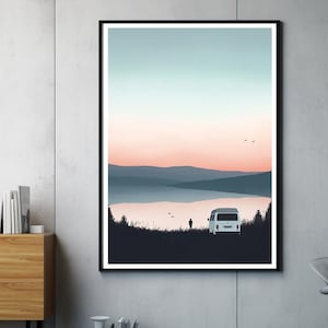 Op de afbeelding: Een digitale illustratie van een witte bestelwagen geparkeerd op een heuvel met uitzicht op een meer bij zonsondergang. De lucht is een gradiënt van roze en blauw, en in de verte zijn bergen te zien. Een persoon staat voor de bestelwagen en kijkt uit over het uitzicht.