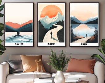 Puede incluir: Tres impresiones minimalistas de paisajes con una persona nadando, montando en bicicleta y corriendo en cada escena. Las impresiones están enmarcadas en negro y tienen las palabras "Nadar", "Bicicleta" y "Correr" escritas debajo de cada imagen.