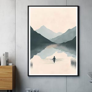 Könnte beinhalten: Ein minimalistischer digitaler Kunstdruck, der eine Person zeigt, die in einem von Bergen umgebenen See schwimmt. Die Berge sind in gedeckten Blautönen und Grüntönen gehalten, der See ist hellblau mit einer Spiegelung der Berge. Der Himmel ist blassrosa.