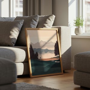 Puede incluir: Una impresi&oacute;n enmarcada de una escena de paisaje con monta&ntilde;as, &aacute;rboles y un campo de golf. La impresi&oacute;n est&aacute; en un marco de madera claro y est&aacute; colgada en una pared de una sala de estar.