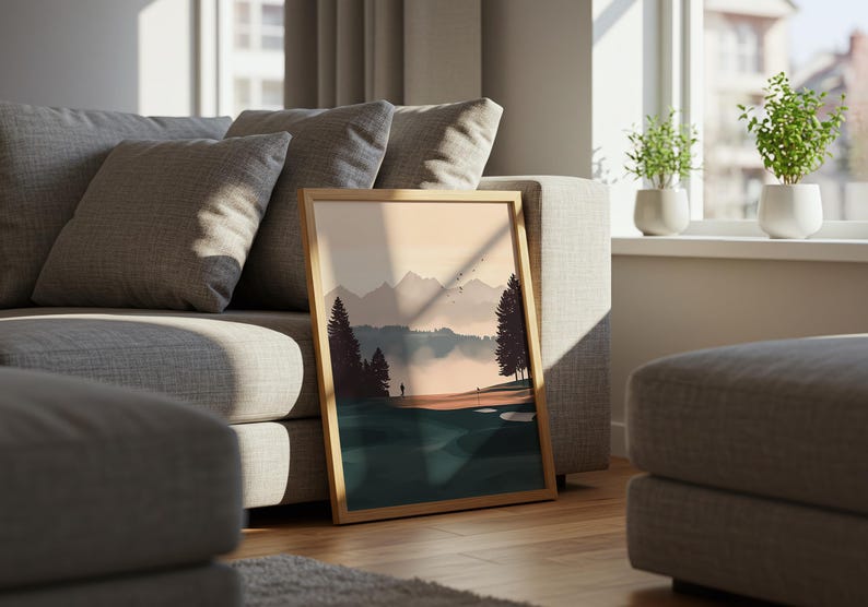 Puede incluir: Una impresi&oacute;n enmarcada de una escena de paisaje con monta&ntilde;as, &aacute;rboles y un campo de golf. La impresi&oacute;n est&aacute; en un marco de madera claro y est&aacute; colgada en una pared de una sala de estar.