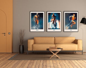 Puede incluir: Tres carteles enmarcados con ilustraciones de atletas en acción. Los carteles están titulados "Swim", "Bike" y "Run". Los carteles están colgados en una pared gris sobre un sofá marrón.