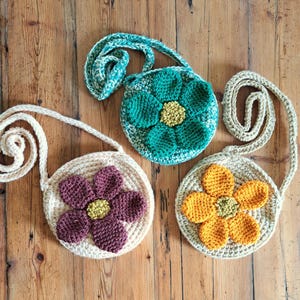 Modèle de sac à main au crochet. Sac à main fleuri au crochet. Modèle de sac au crochet.