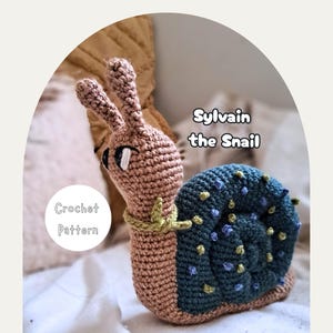 Crochet snail. Crochet snail plush. Crochet snail pattern. Snail crochet. Amigurumi snail. Easy amigurumi patterns. Woodland crochet.