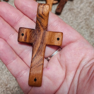 Cruces de la Trinidad: Cruces de bolsillo de madera hechas a mano para la oración, el consuelo, la fe y la reflexión.