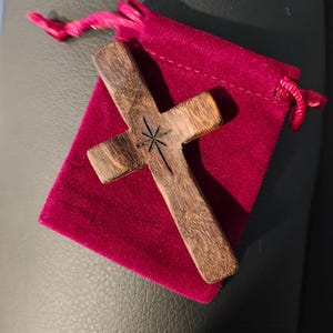 Cruces de la Trinidad: Cruces de bolsillo de madera hechas a mano para la oración, el consuelo, la fe y la reflexión.