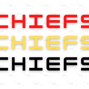 Può includere: La parola "CHIEFS" è visualizzata tre volte nell'immagine, ciascuna in un colore diverso. L'istanza superiore è rossa, quella centrale è gialla e quella inferiore è nera. Il carattere è in grassetto, senza grazie, con un design moderno e squadrato. Lo sfondo è bianco.