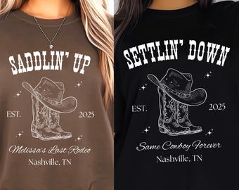 Op de afbeelding: Twee T-shirts met een cowboylaars- en hoedontwerp. Het eerste shirt is bruin met de tekst "SADDLIN' UP EST. 2025 Melissa's Last Rodeo Nashville, TN". Het tweede shirt is zwart met de tekst "SETTLIN' DOWN EST. 2025 Same Cowboy Forever Nashville, TN".