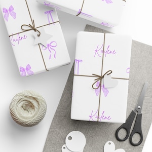 Spersonalizowany fioletowy papier do pakowania kokard, spersonalizowane opakowanie prezentów na urodziny, prysznice, święta | Elegancka prezentacja prezentów, świąteczne okazje