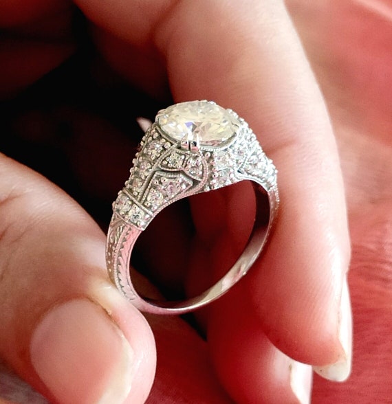 Bague solitaire en moissanite vintage des années 1910 • Bague de