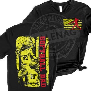 Puede incluir: Camiseta negra con un diseño gráfico amarillo y rojo con dos jugadoras de softbol y el texto "Softball Dad".