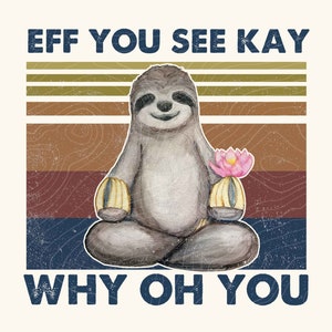 以下が含まれることがあります： ピンクの花を持ったナマケモノがヴィンテージスタイルのグラフィックで瞑想しています。テキストは「Eff you see kay why oh you」です。