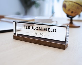 Plaque signalétique de bureau minimaliste en acrylique avec base en bois, plaque signalétique du bureau de remise des diplômes, cadeau de remise des diplômes, essentiel de bureau raffiné, élevez votre espace de travail