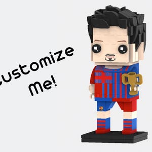 Könnte beinhalten: Eine rote und blaue Blockfigur eines Fußballspielers, der eine goldene Trophäe hält. Die Figur hat einen schwarzen Bart und eine schwarze Frisur. Der Text "Customize Me!" befindet sich im Hintergrund.