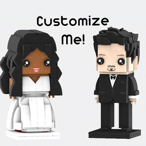 Könnte beinhalten: Eine anpassbare Lego-Figur eines Paares, die Frau trägt ein weißes Kleid und hat schwarze Haare, der Mann trägt einen schwarzen Smoking und hat schwarze Haare. Der Text "Customize me!" befindet sich über den Figuren.
