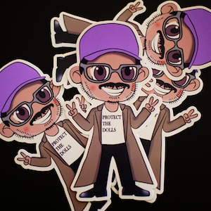 Könnte beinhalten: Eine Sammlung von Aufklebern mit einer Cartoonfigur mit lila Mütze, Brille und Schnurrbart. Die Figur trägt einen braunen Mantel und ein weißes T-Shirt mit der Aufschrift "PROTECT THE DOLLS". Die Figur zeigt das Friedenszeichen.