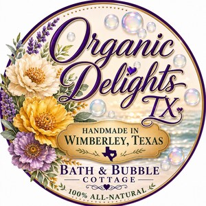 K&ouml;nnte beinhalten: Ein kreisf&ouml;rmiges Etikett mit dem Text Organic Delights TX, Handmade in Wimberley, Texas, und Bath & Bubble Cottage 100% All-Natural. Das Design zeigt violette, gelbe und wei&szlig;e Blumen, Lavendelzweige und schwebende Seifenblasen auf cremefarbenem Grund.