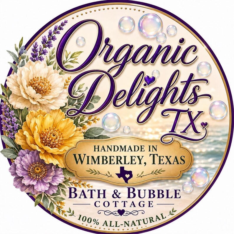 K&ouml;nnte beinhalten: Ein kreisf&ouml;rmiges Etikett mit dem Text Organic Delights TX, Handmade in Wimberley, Texas, und Bath & Bubble Cottage 100% All-Natural. Das Design zeigt violette, gelbe und wei&szlig;e Blumen, Lavendelzweige und schwebende Seifenblasen auf cremefarbenem Grund.