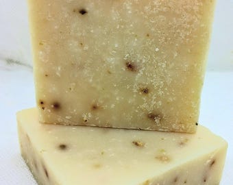 Jabón en barra de yogur griego y cáscara de lima / Limpiador exfoliante suave e hidratante