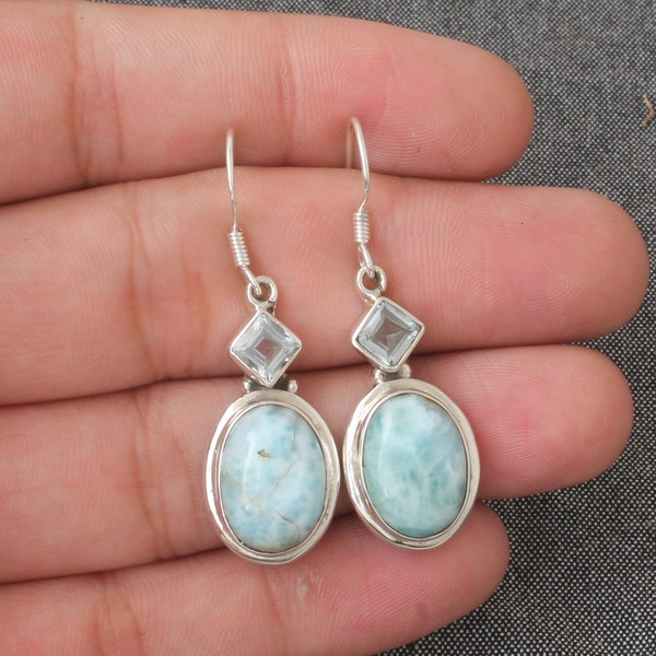 Pendientes de plata de ley hechos a mano con larimar y topacio azul