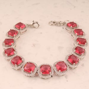 Pulsera de rubíes claros con diamantes y plata de ley 925. Ideal como regalo de boda.