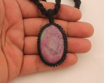 Collier pendentif macramé rubis zoisite fait main : bijoux bohèmes en pierres précieuses