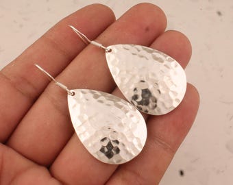 Massief 925 sterlingzilver getextureerde gehamerde druppelvormige hangoorbellen voor vrouwen, handgemaakte zilveren peer oorbellen cadeau idee bruiloft bruidsmeisje