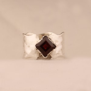 Anello in argento sterling fatto a mano con granato rosso: fascia ondulata martellata