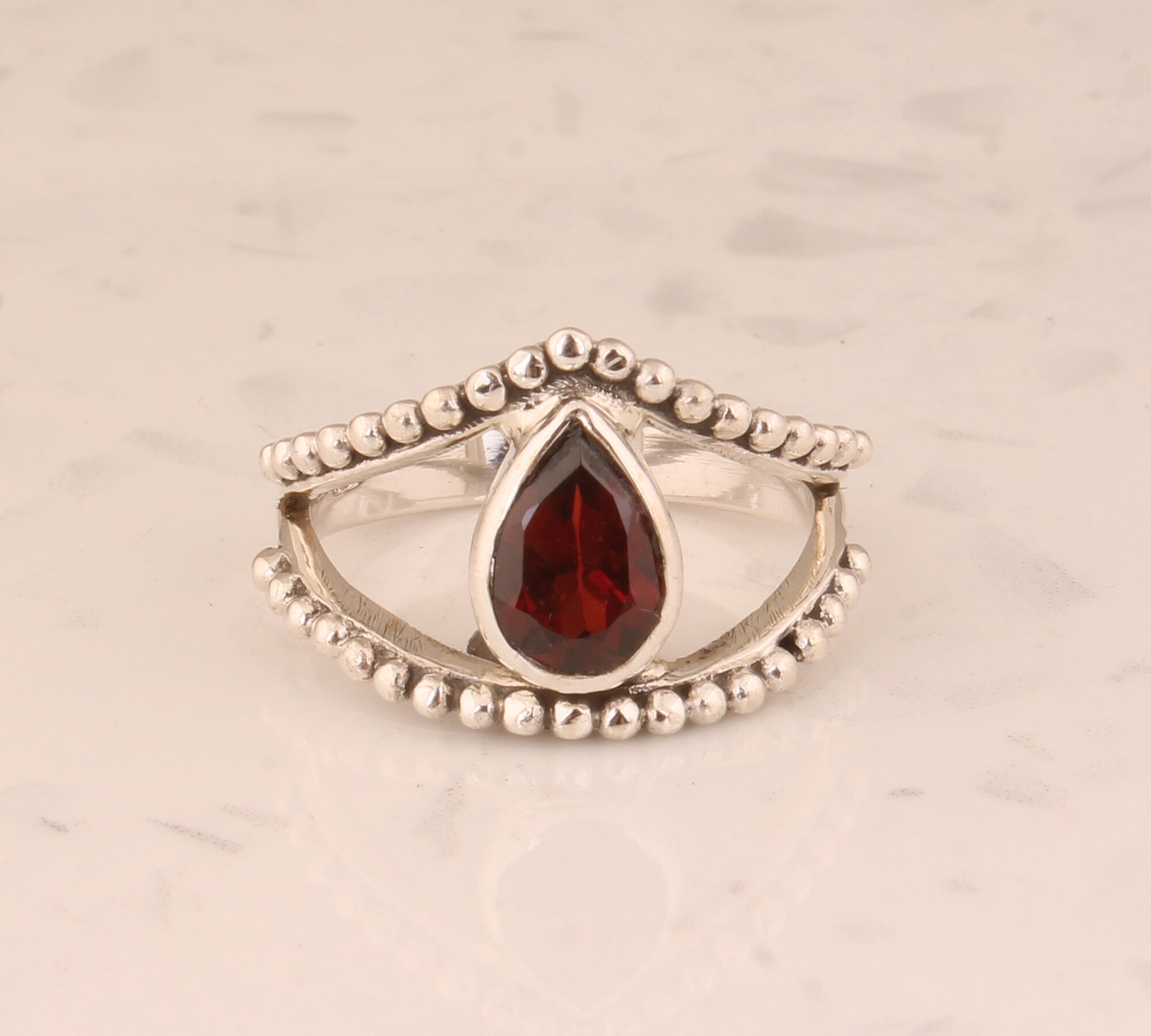 Anillo de granate tallado en pera hecho a mano: anillo de plata de ley para mujer
