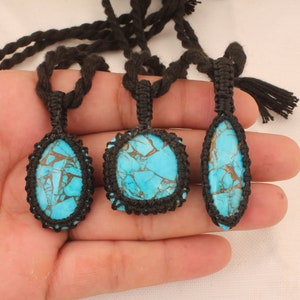 Collar con colgante de macramé turquesa tibetana hecho a mano: joyería bohemia