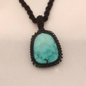 Collar con colgante de macramé turquesa tibetana: joyería bohemia hecha a mano