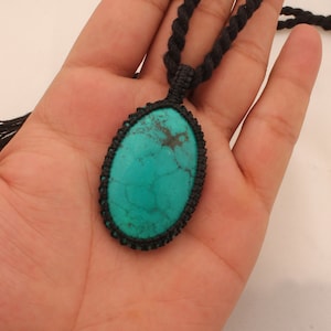 Collar con colgante de macramé turquesa tibetana: joyería bohemia hecha a mano