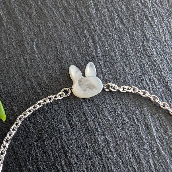 Petit bracelet de charme de lapin en nacre pour femmes, bracelet de lapin en argent Dainty pour femmes, bracelet de chance minimaliste, cadeau pour mère