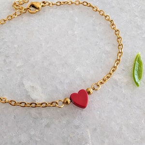Kundengerechtes kleines rotes Herzarmband, zierliches und minimalistisches Liebesarmband, stapelbares kleines rotes Herzarmband, sinnvolles Geschenk für Mamma