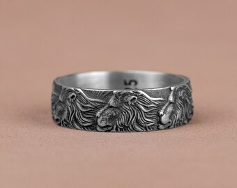 Anello a fascia con leone africano maschio in argento inciso, anello zodiacale Leone in argento, anello a fascia nuziale fatto a mano, anello cool minimalista, regali per la madre