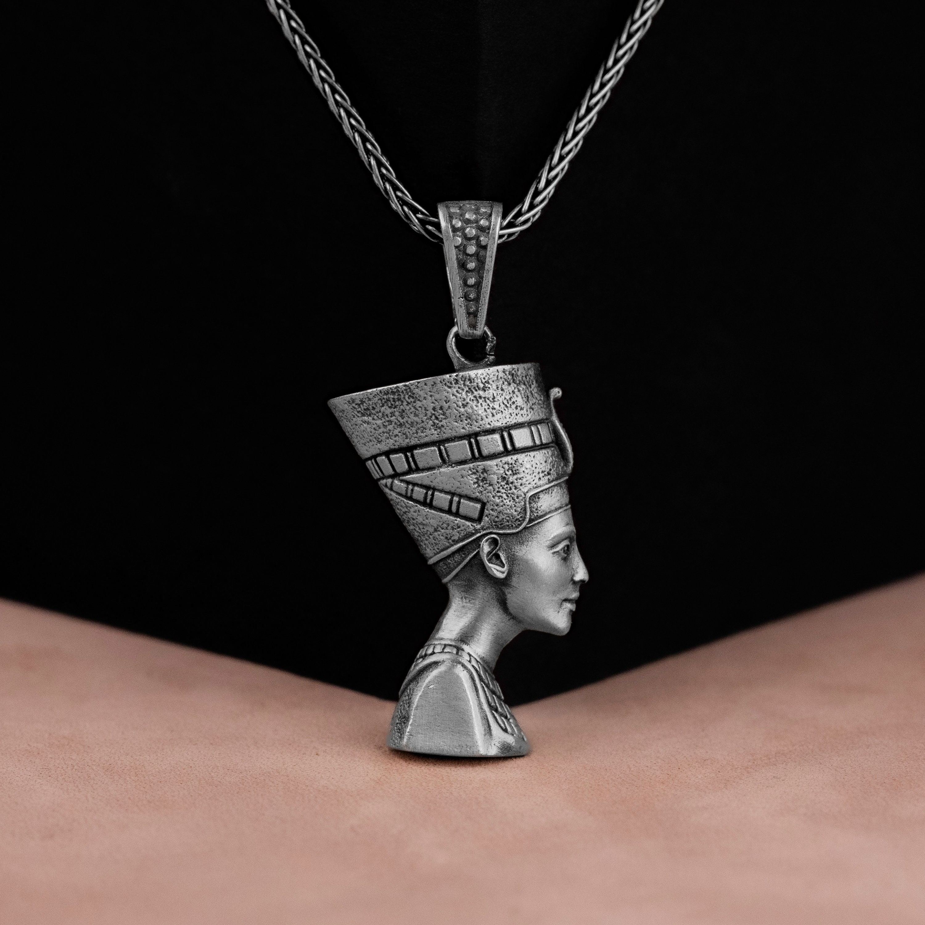 エジプト女王ネフェルティティのシルバーネックレス、古代エジプトの