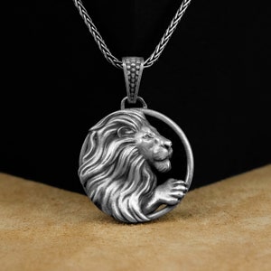 Leo Anhänger, Gravierte Leo Silber Männer Halskette, Sternzeichen Anhänger, Gravierte Leo Astrologie Schmuck, Geschenk für Frau, Tier Liebhaber Geschenk