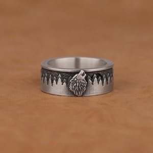 Wolf Howling in the Woods Silver Band Ring, 925 Sterling Silver Nature Inspired Ring, Gift for him, Unusual and Unique Forest Ring