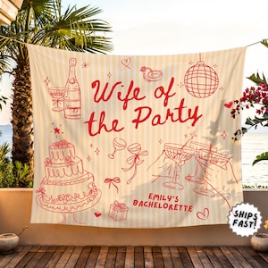 Peut inclure: Banni&egrave;re cr&egrave;me avec des illustrations et du texte rouges. La banni&egrave;re indique &laquo;&nbsp;Wife of the Party&nbsp;&raquo; avec des dessins de champagne, de g&acirc;teau et de boule disco. Le texte &laquo;&nbsp;Emily's Bachelorette&nbsp;&raquo; est &eacute;galement inclus. La banni&egrave;re est suspendue &agrave; l'ext&eacute;rieur.