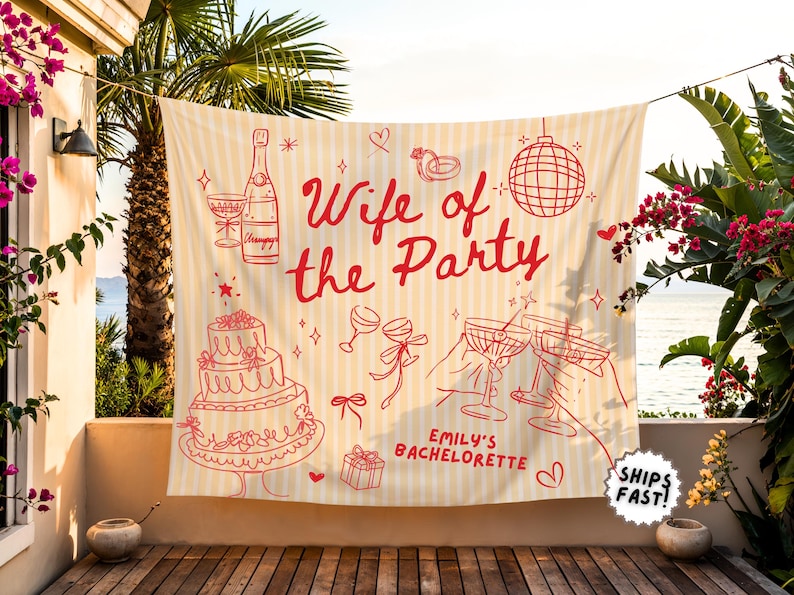Peut inclure: Banni&egrave;re cr&egrave;me avec des illustrations et du texte rouges. La banni&egrave;re indique &laquo;&nbsp;Wife of the Party&nbsp;&raquo; avec des dessins de champagne, de g&acirc;teau et de boule disco. Le texte &laquo;&nbsp;Emily's Bachelorette&nbsp;&raquo; est &eacute;galement inclus. La banni&egrave;re est suspendue &agrave; l'ext&eacute;rieur.