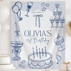 Op de afbeelding: Een lichtblauw en wit verjaardagsbanner met marineblauwe illustraties van ballonnen, champagneglazen en een taart. Op de banner staat "WELCOME TO OLIVIA'S 21st Birthday". Witte en gouden ballonnen zijn op de achtergrond.